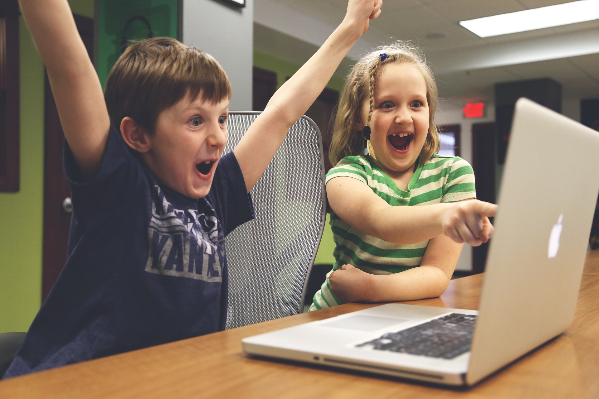 enfants devant un écran